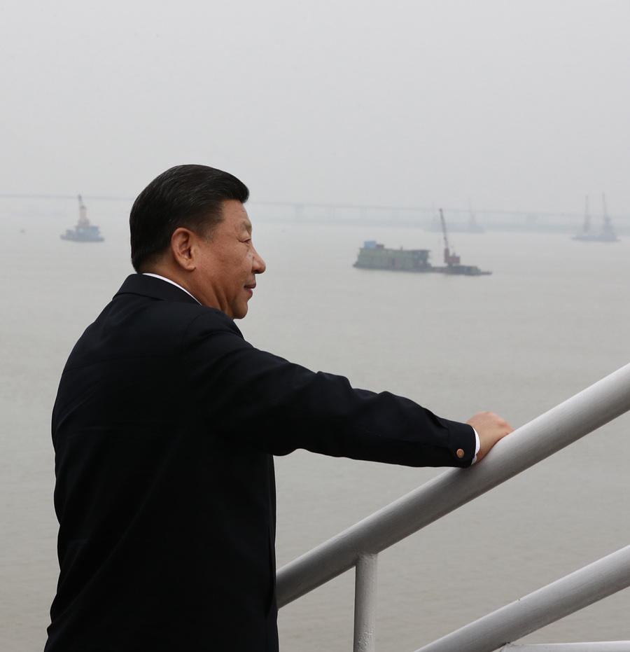 2018年4月25日,习近平总书记在湖南岳阳城陵矶水文站考察。